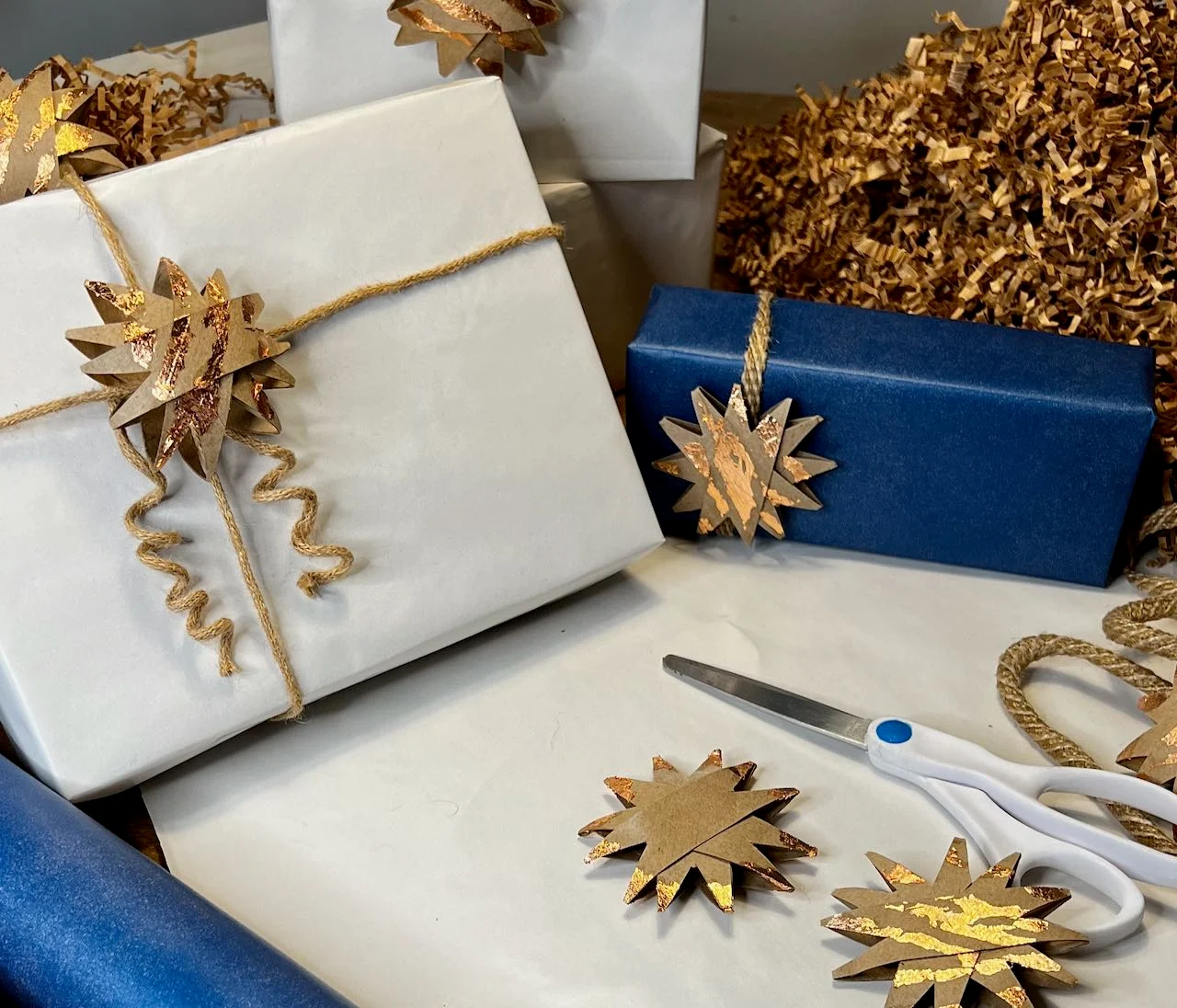 christmas gift wrapping themes Bold and impactful accents