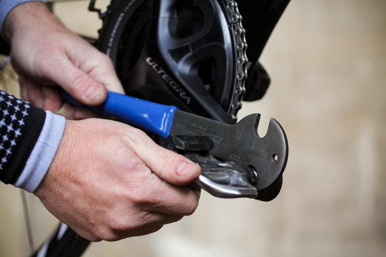 how to remove bike pedals