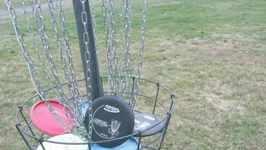 Frisbee golf basket