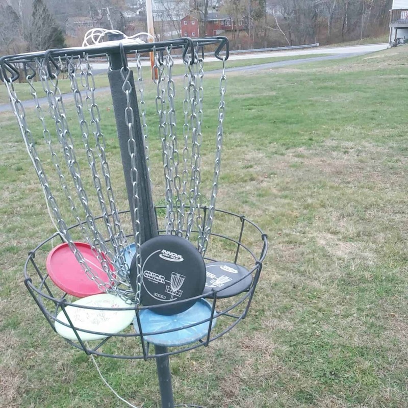 Frisbee golf basket